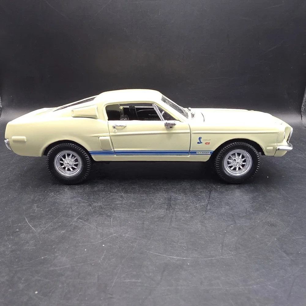 Shelby GT500KR Diecast Model Car 1/24 Cream 1968 Cobra Jet 428 Sunnyside